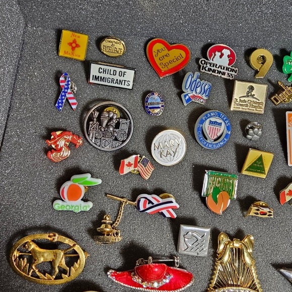 Large Lot Of 56 Pins & Brooches Various Styles Colors & Materials Some Branded - Picture 10 of 10